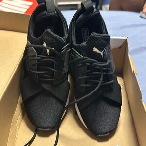 Used in great condition women’s Puma sneakers